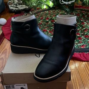 Clarks leather Sharon Ankle booties size 9 m excellent used condition